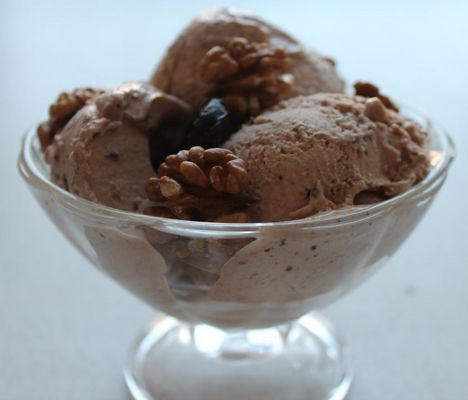 Шоколадное мороженое с грецким орехом и черносливом