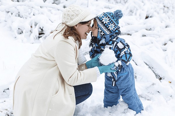 Идеи, чем занять ребенка зимой на прогулке и дома