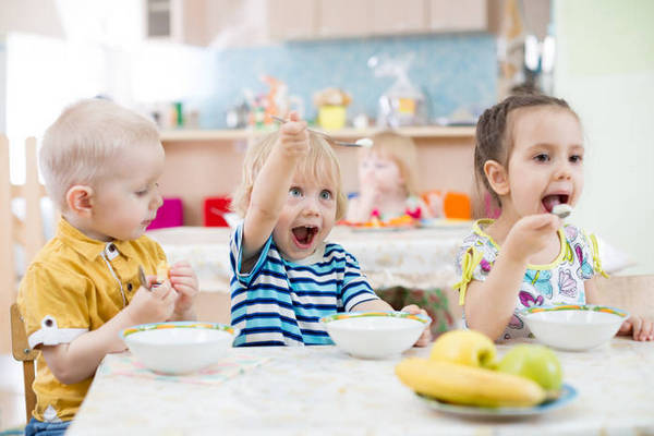 Ребенок отказывается от еды в детском саду: ТОП-5 возможных причин и решений