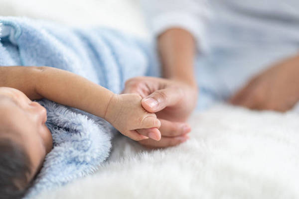 Температура у новорожденного: какая в норме, и когда стоит беспокоиться