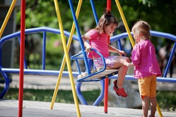 Опасности, которые подстерегают ребенка на детской площадке