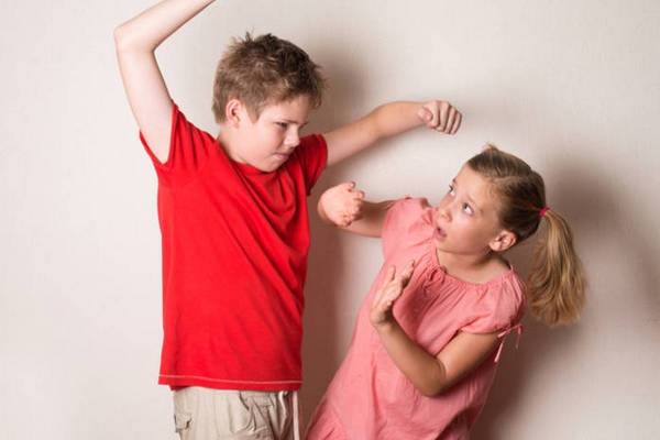 Что делать, если ребенок проявляет свою симпатию через агрессию