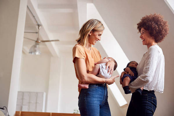 Как правильно держать новорожденного ребенка на руках