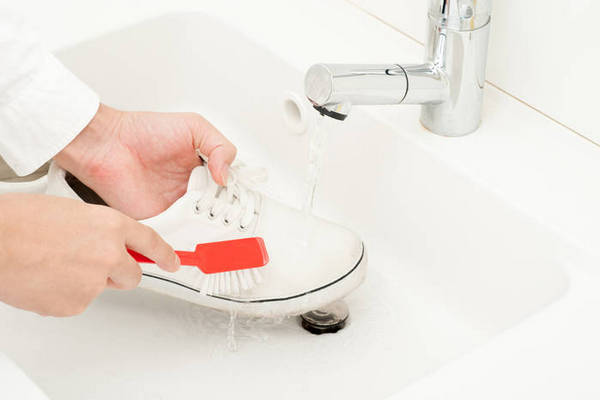 Как стирать кроссовки, чтобы не испортить?
