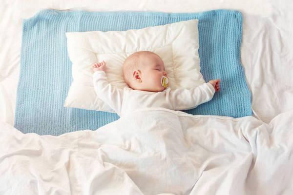 Нужна ли ребенку подушка до года: отвечают педиатры