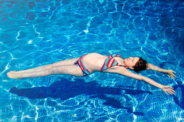 Как правильно плавать во время беременности?