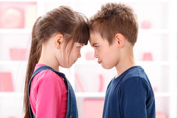 Старший и младший ссорятся и дерутся: 5 решений для родителей