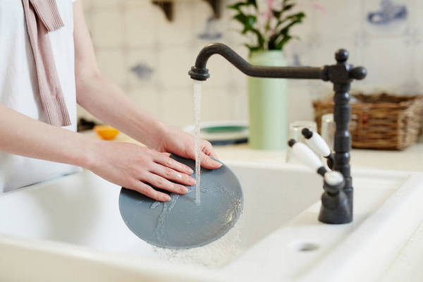 И быстрее, и веселее: 5 способов эффективного мытья посуды