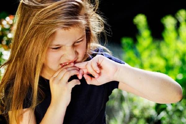 Почему дети грызут ногти