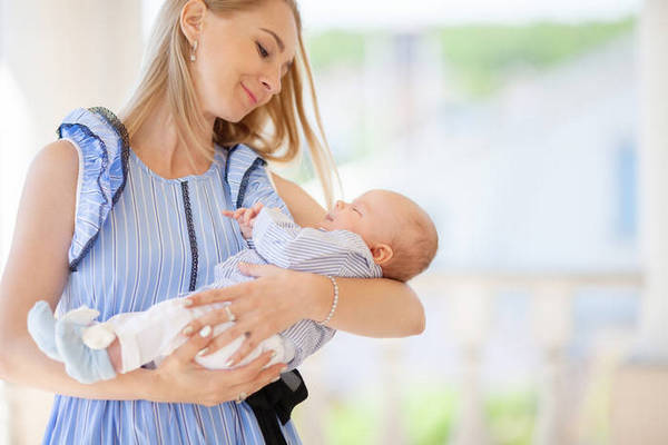 Как держать новорожденного на руках: 5 правильных способов