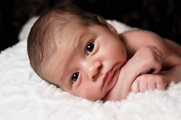 Как новорожденные видят мир: этапы развития зрения у ребенка