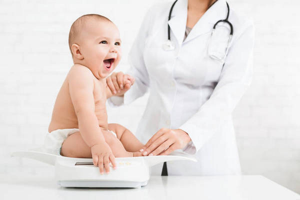 Плановые осмотры малыша: каким врачам показать ребенка до года