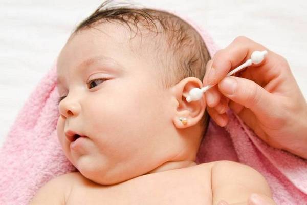 Как правильно чистить уши грудничку