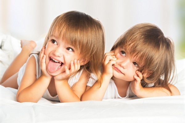 Особенности воспитания близнецов: 6 главных секретов