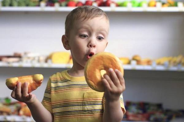 5 продуктов, которые убивают здоровье ребенка: не давайте это детям никогда