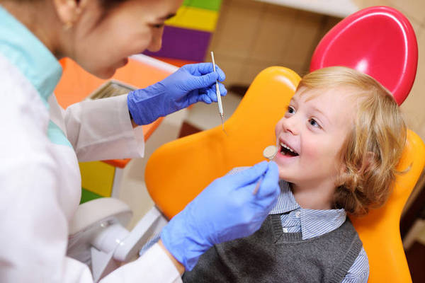 Почему портятся молочные зубы: 3 причины детского кариеса