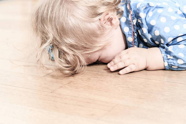 Ребенок бьется головой: что делать? Советы невролога
