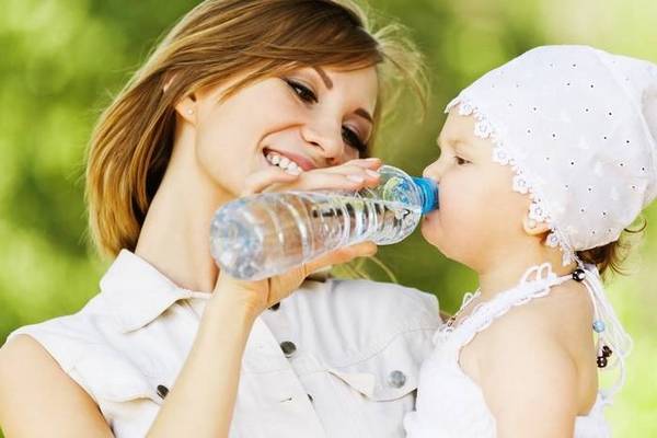 Как правильно поить малыша водой: 5 золотых правил