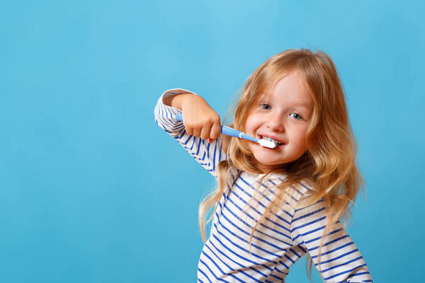 Как приучить ребенка чистить зубы?