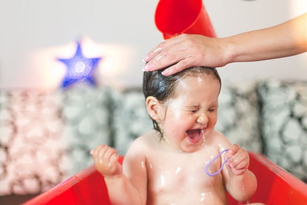 Малыш не любит мыть голову: 10 способов избежать скандала