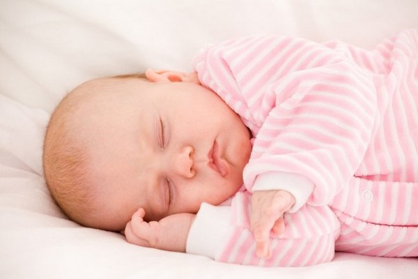 Как кормить младенца в первые дни жизни?