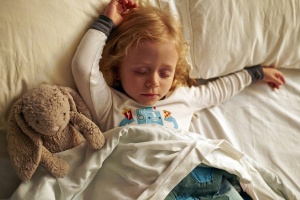 Заснет быстро: 5 способов, как успокоить ребенка перед сном