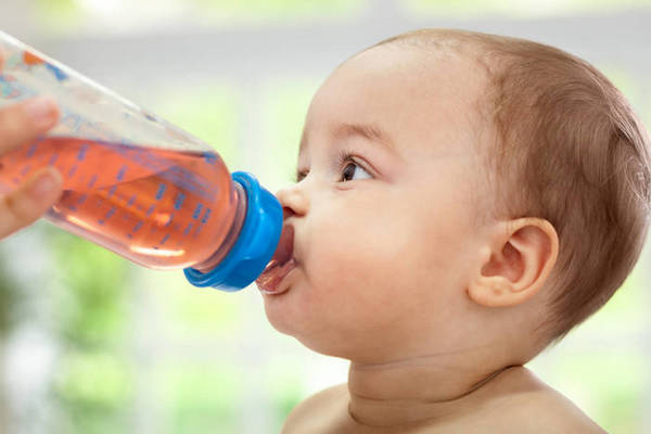 6 напитков, которые нельзя давать ребенку до года