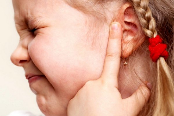 Боль в ухе у ребенка: что делать в домашних условиях и к какому обратиться врачу