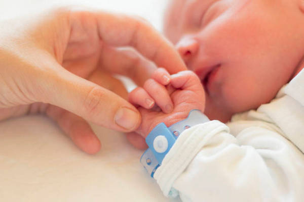 Гормональные кризы новорожденного: сыпь, мастопатия, половые органы - что важно не упустить маме