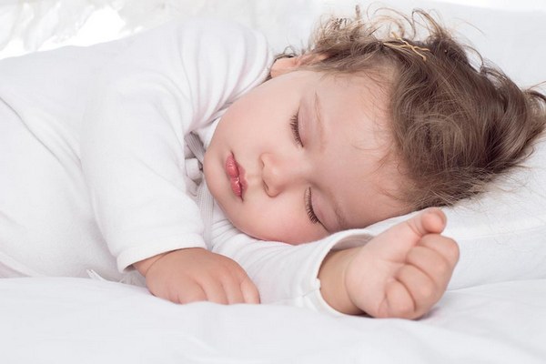 Захочет спать – сам уснет: 4 вредных совета о детском сне