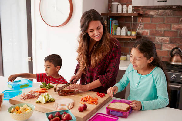 Маленький поваренок: 5 кулинарных навыков, которым стоит научить детей