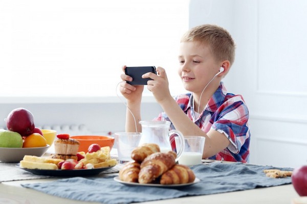 Как сделать так, чтобы ребенок не сидел в телефоне за столом: 3 действенных совета