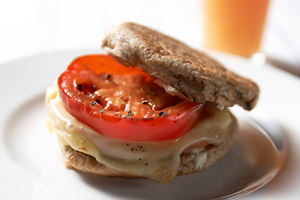Вкусный завтрак: готовим сэндвич