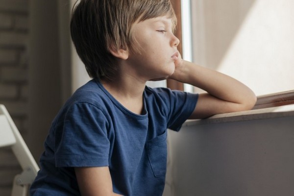 Признаки стресса у ребенка: что делать и как помочь