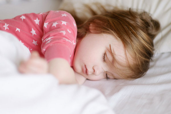 Учим ребенка спать в своей кроватке