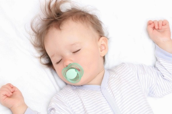 Что делать, если ребенок вздрагивает во сне?
