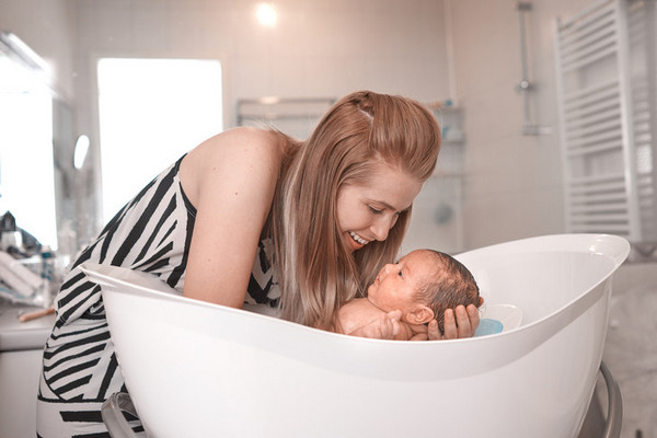 7 важных правил купания новорожденных