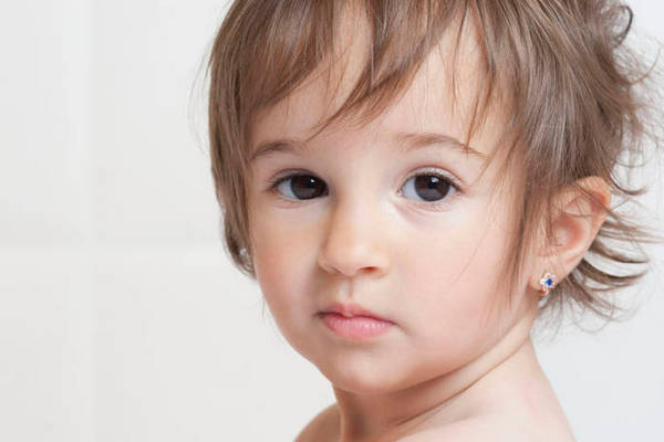 Когда и как безопасно прокалывать уши ребенку? Ответ доктора Комаровского