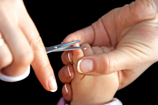 Как правильно и безопасно стричь ногти новорожденному?