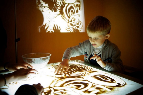 Рисование песком: увлекательное хобби для ребенка