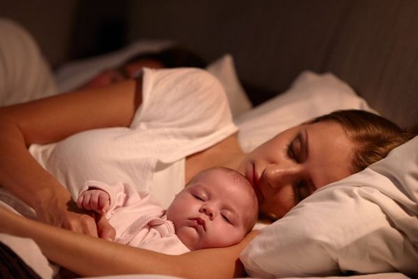 Ночное кормление ребенка: плюсы и минусы
