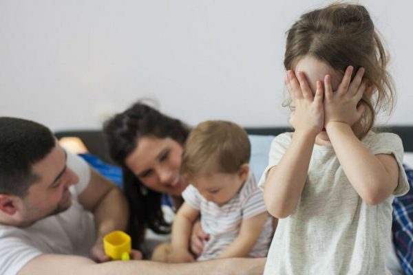 Как избежать детской ревности при появлении нового ребенка? Полезные советы