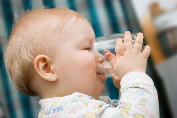 Как приучить ребенка пить из чашки или стакана?