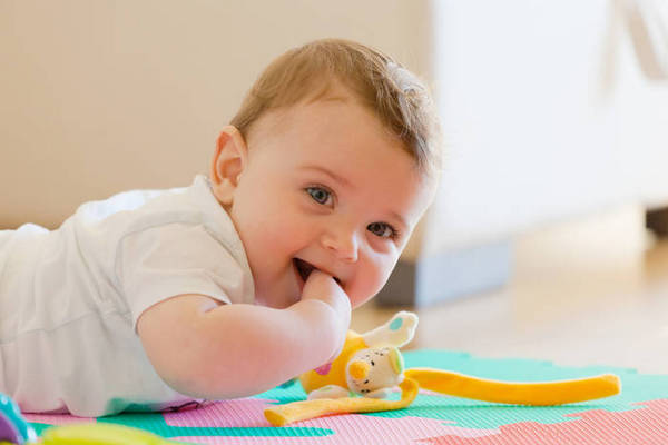 7 месяцев ребенку: все, что нужно знать родителям о развитии, питании, воспитании малыша