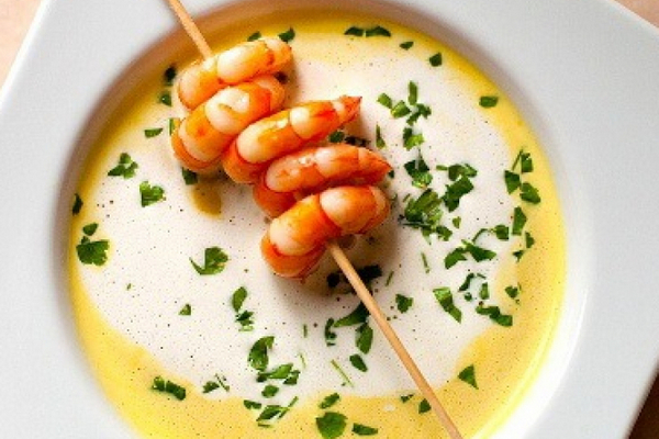 Тыквенный крем-суп с креветками на шпажках