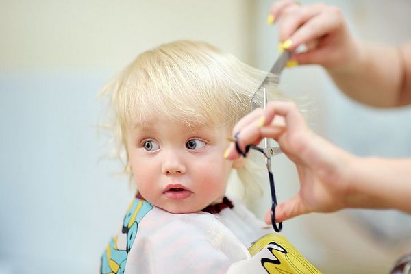 Как правильно подстричь ребенка в первый раз