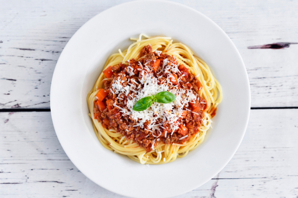 Спагетти с соусом, оливками и анчоусами