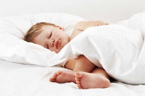 Подушка для малыша: нужна или нет?