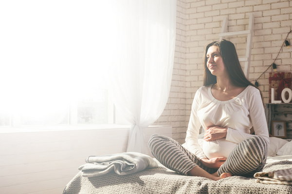 Светло-коричневые выделения у беременных: нормально ли это