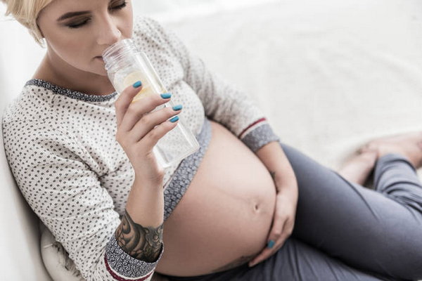 Полоска на животе у беременных: почему и когда появляется, что означает